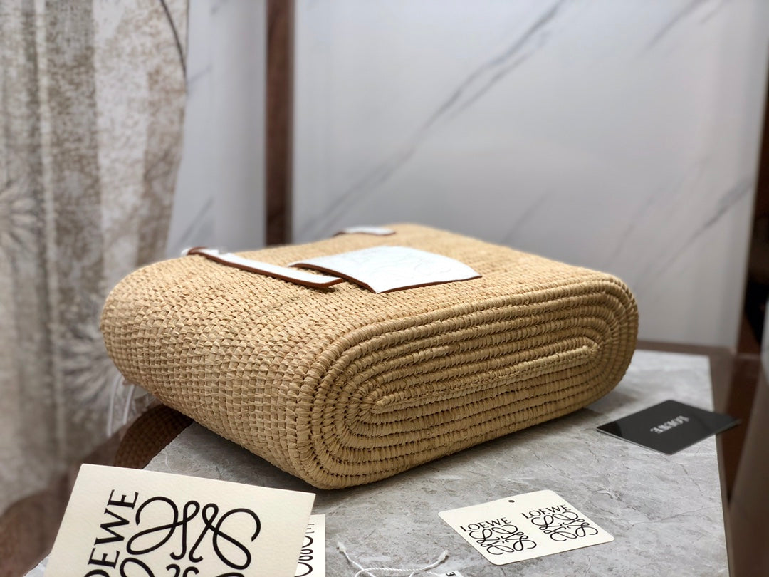 LOE SQUARE BASKET BAG 28 IN NATURAL RAFFIA AND WHITE CALFSKIN