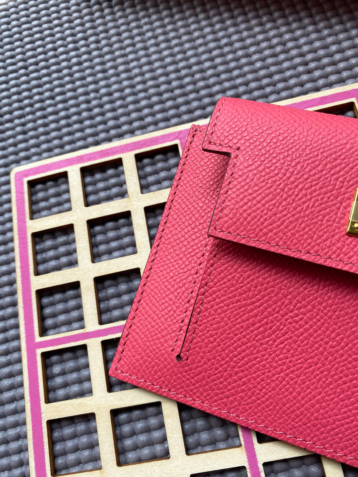 HM Kelly Pocket 13.5 Dark Pink Epsom Ghw