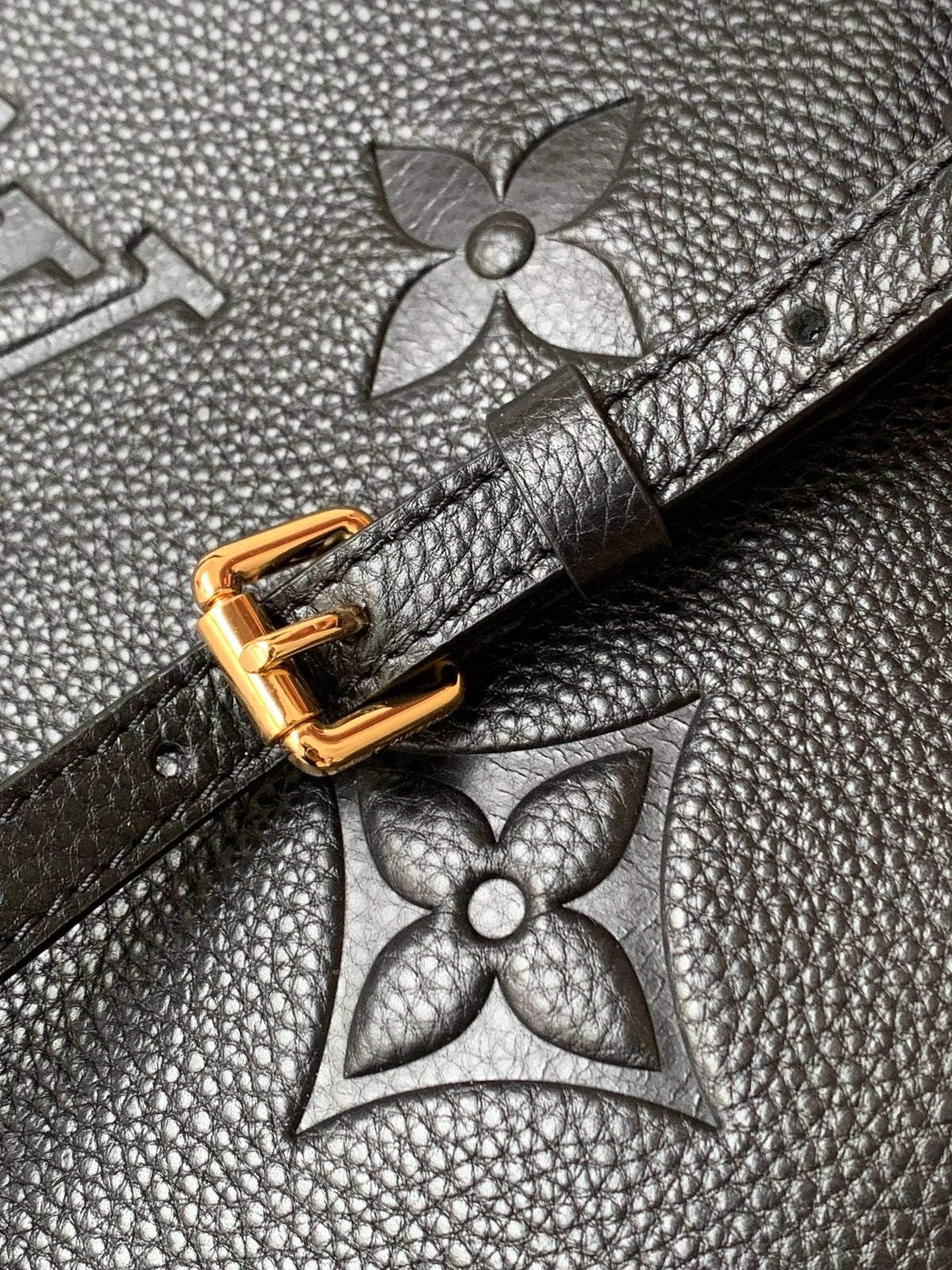 PETIT PALAIS PM LARGE SHOULDER BAG 34 IN BLACK EMBOSSED COWHIDE GOLD-TONE HARDWARE