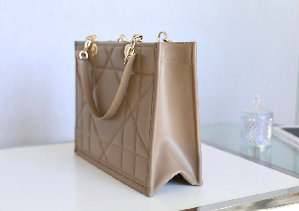 MEDIUM TOTE BOOK 26 BAG IN BEIGE CREAM CALFSKIN