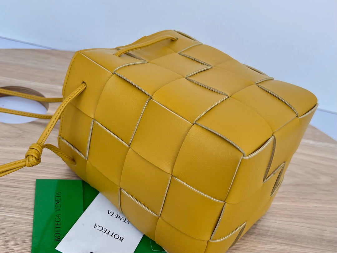 SMALL CASSETTE BUCKET 18 IN MERIGOLD CALFSKIN