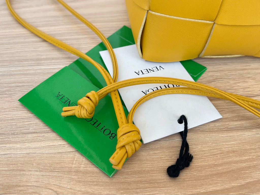 SMALL CASSETTE BUCKET 18 IN MERIGOLD CALFSKIN