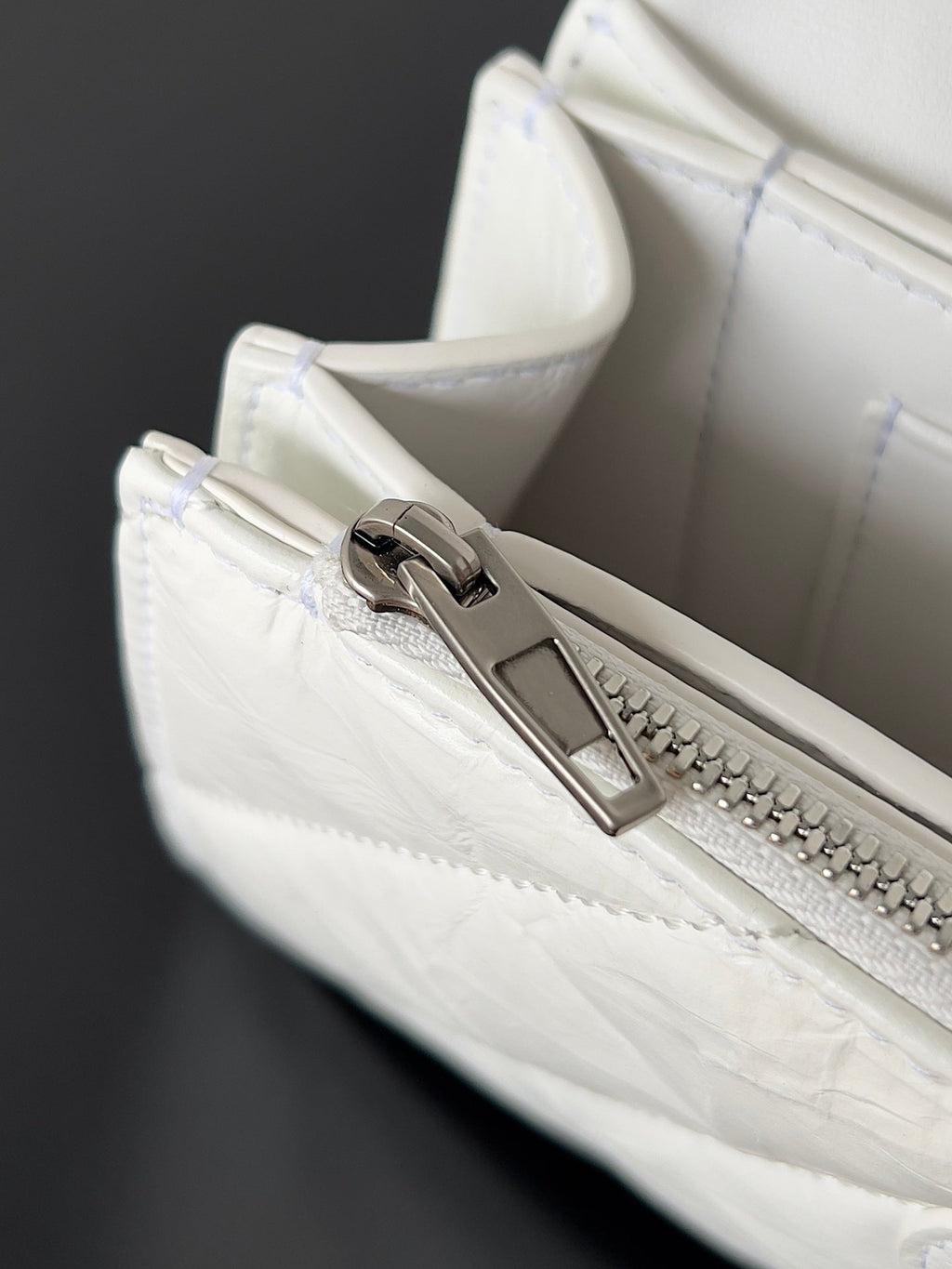 CRUSH CHAINED BAG 22 IN WHITE QUILTED CRUSHED CALFSKIN SILVER HARDWARE