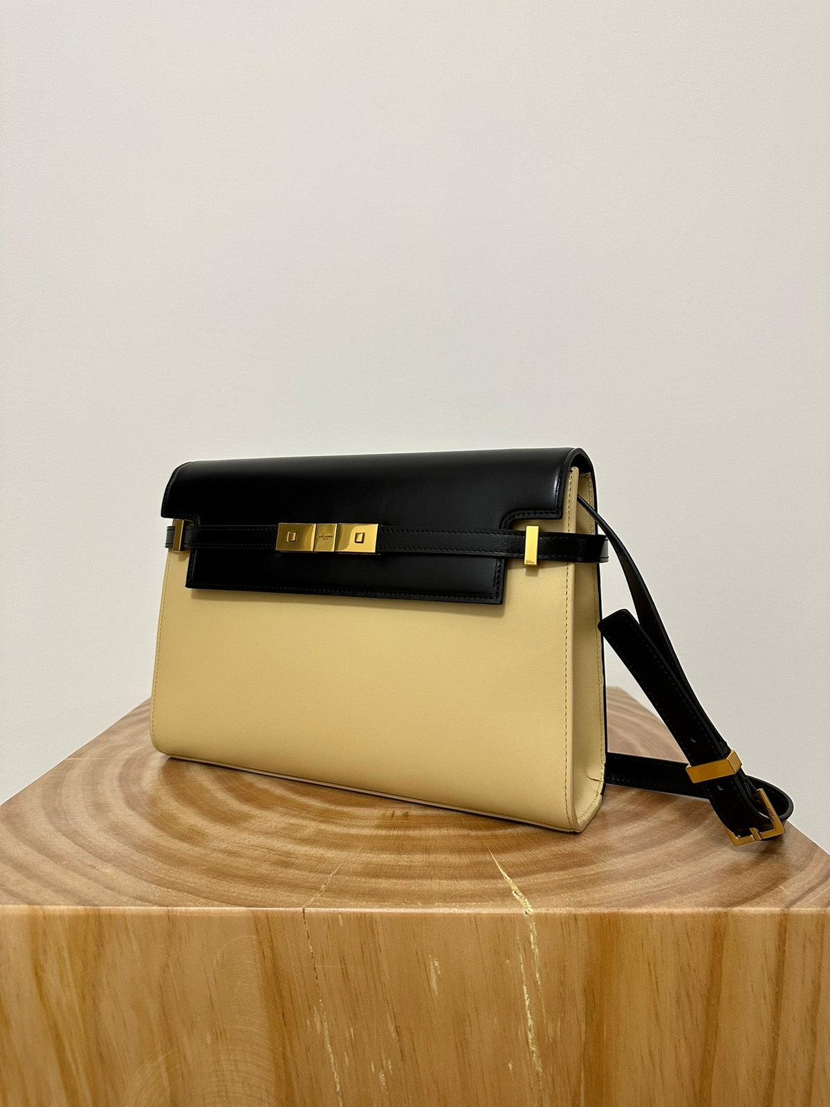 MANHATTAN 29 TOP-HANDLE IN SMOOTH BLACK BEIGE CALFSKIN