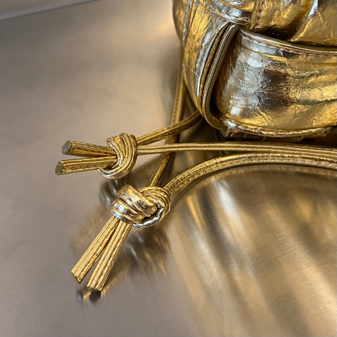 SMALL CASSETTE BUCKET 18 IN GOLD METALLIC SOFT LAMBSKIN