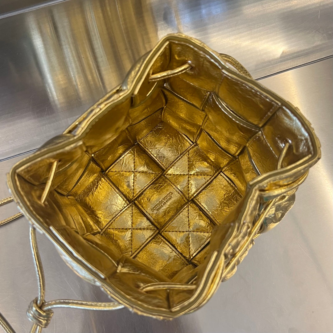 SMALL CASSETTE BUCKET 18 IN GOLD METALLIC SOFT LAMBSKIN