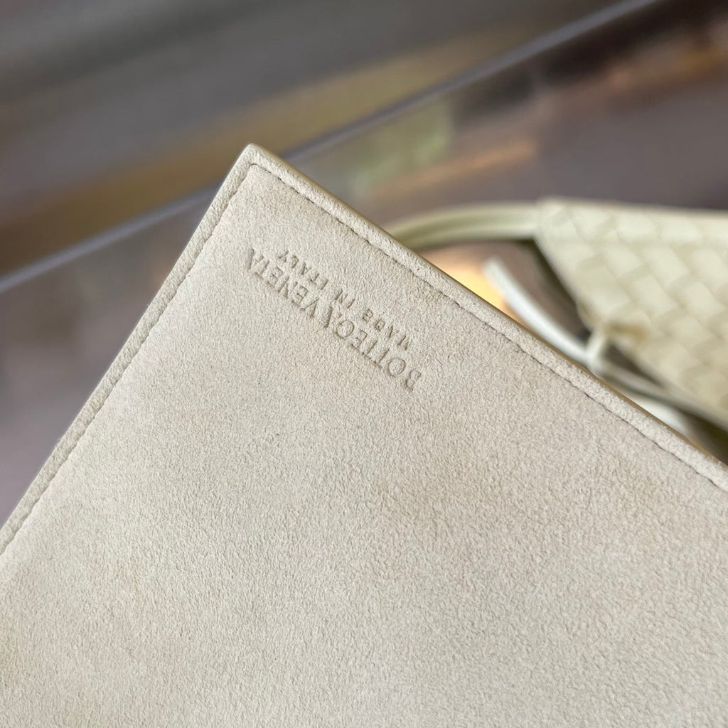 MEDIUM SOLSTICE 44 DARK CREAM LAMBSKIN