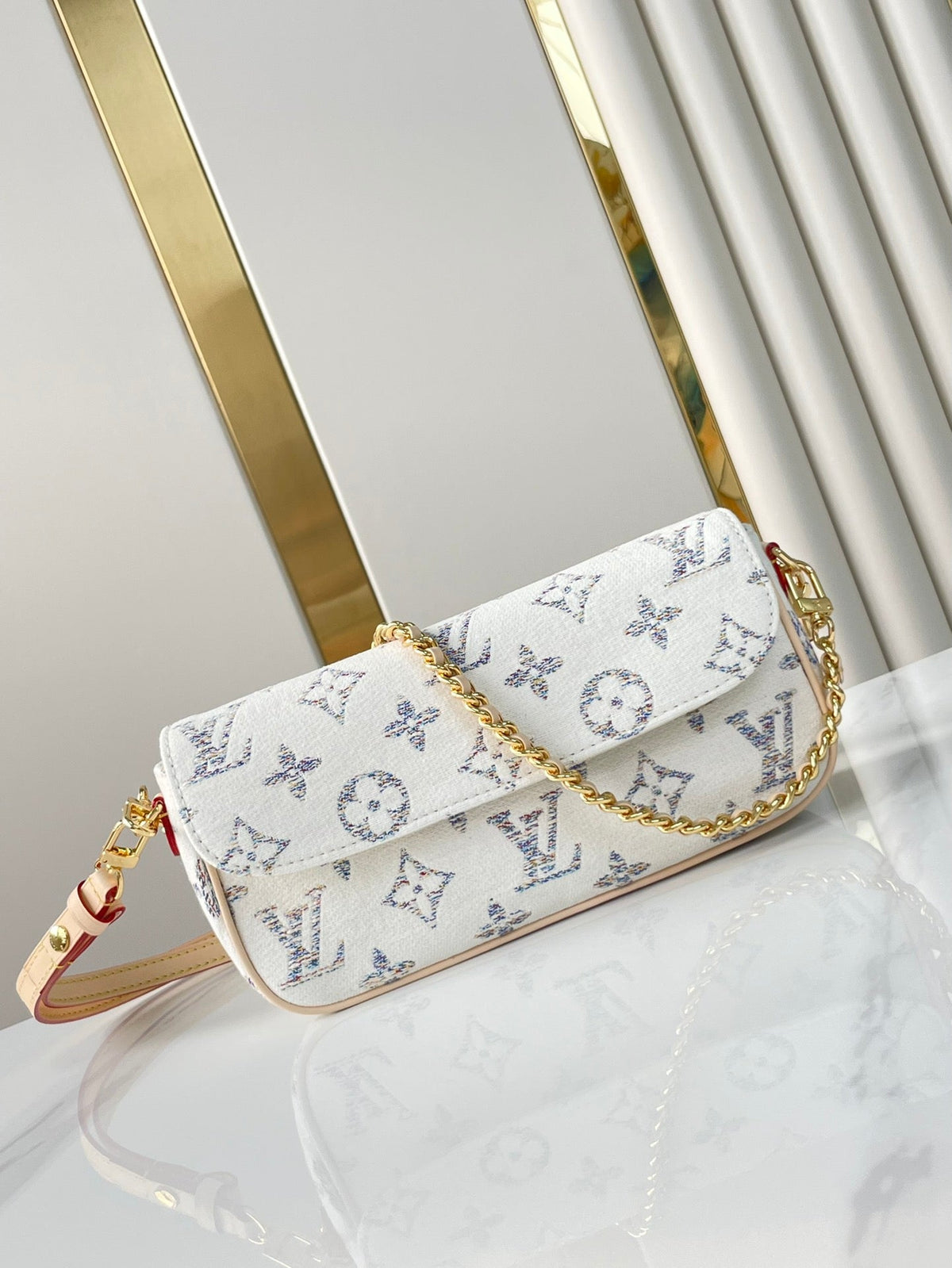 WALLET ON CHAIN IVY 23 IN WHITE MONOGRAM JACQUARD FABRIC GOLD HARDWARE
