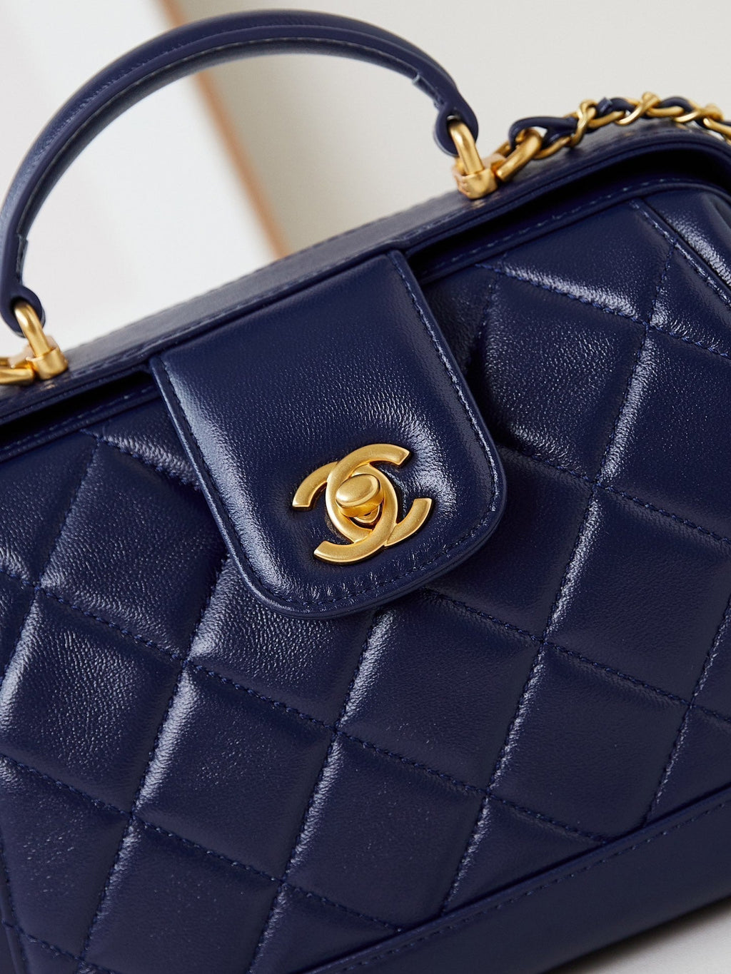 MEDIUM TOP HANDLE BAG 23 IN NAVY BLUE OIL-WAX LAMBSKIN GOLD HARDWARE
