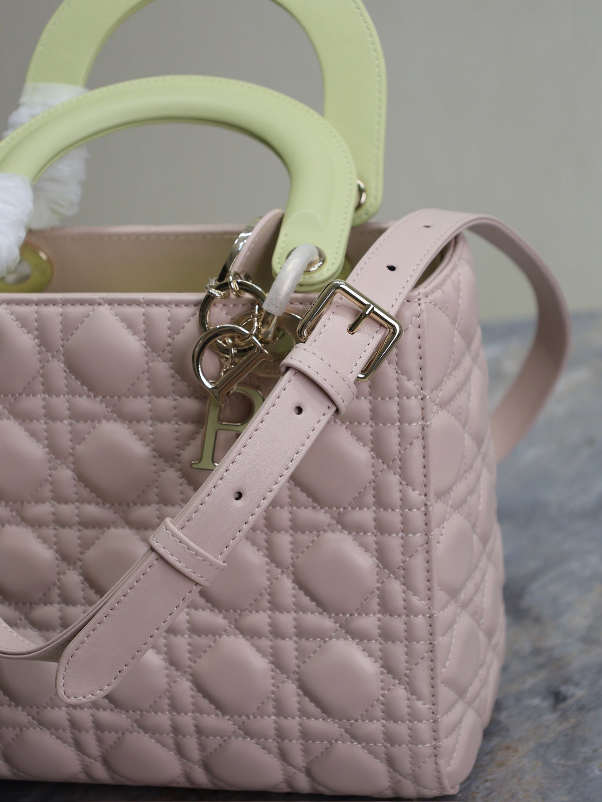 LADY BAG 24 IN BABY PINK QUILTED MACROCANNAGE CALFSKIN SWAMP YELLOW STRAP