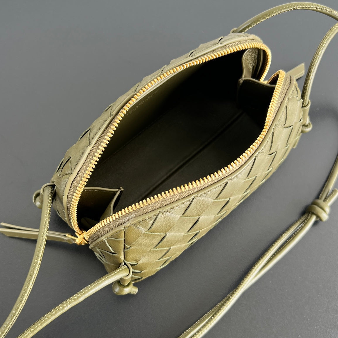 CONCERT POUCH 18 IN ARMY GREEN LAMBSKIN
