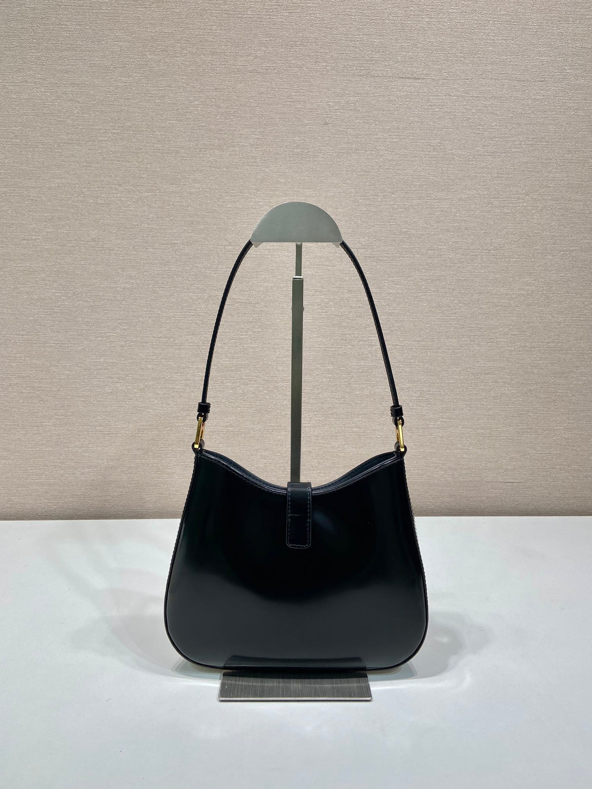 CLEO SHOULDER BAG 22 IN BLACK BRUSHED LAMBSKIN WITH CLASP CLOSURE