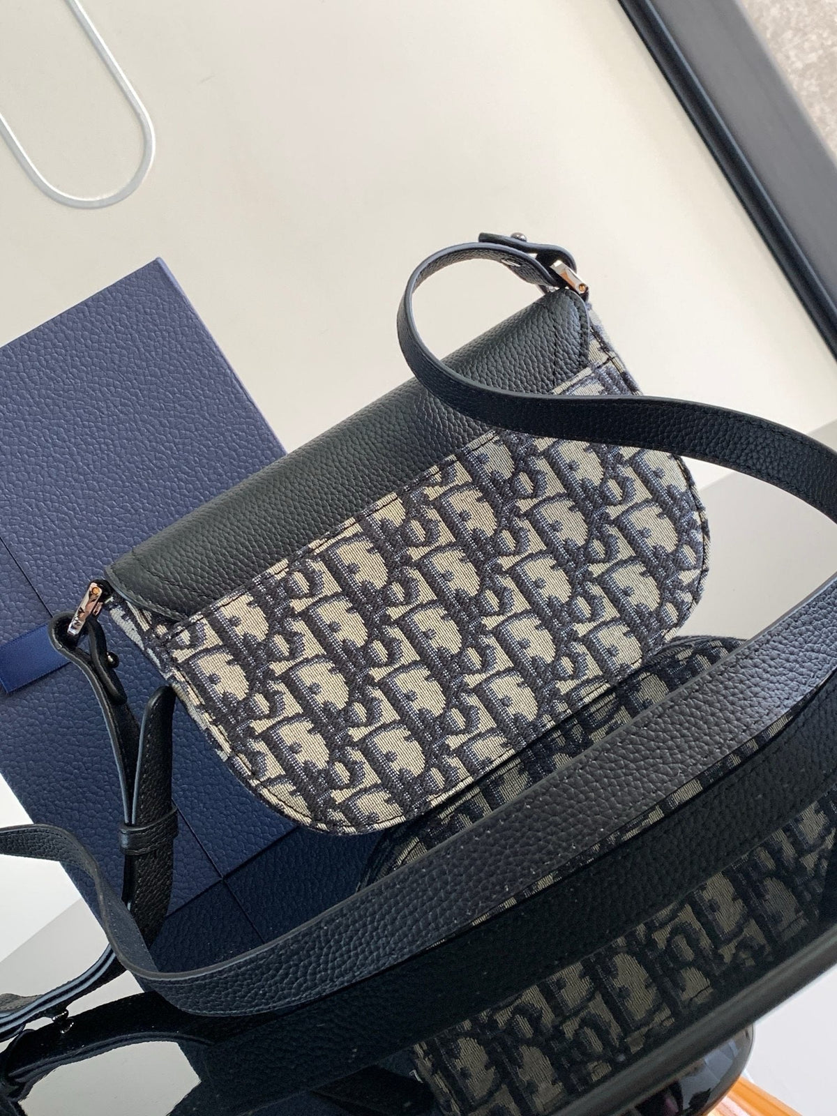 DIO Oblique Messenger Bag