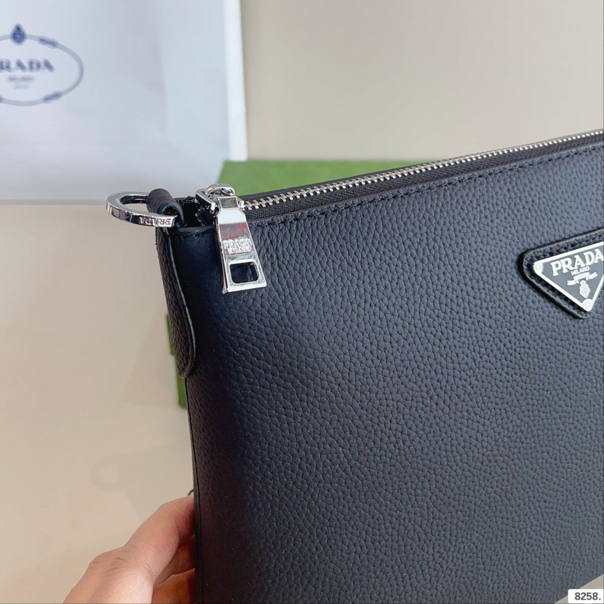 CLUTCH 29 IN NAVY BLUE GRAINED CALFSKIN TRIANGLE LOGO