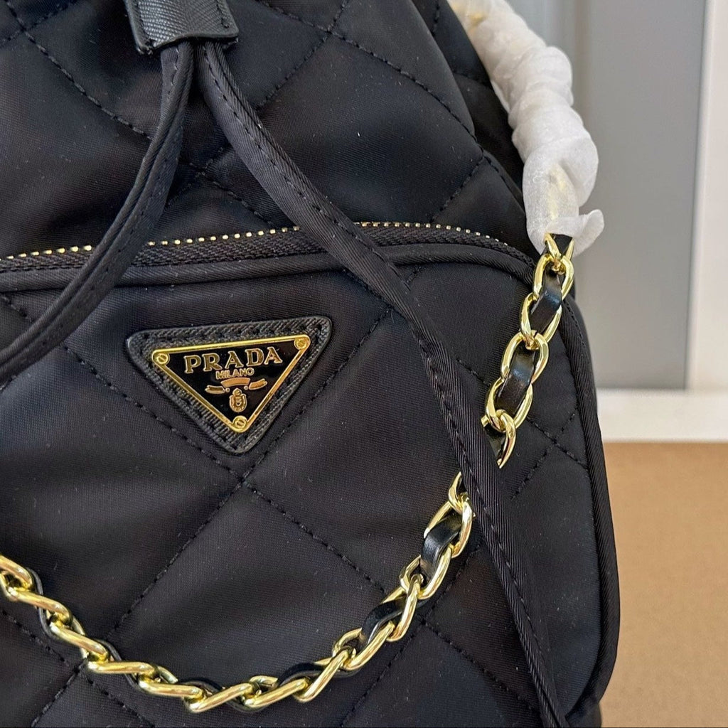 DRAWSTRING BUCKET BAG 23 IN BLACK QUILTED RE-NYLON