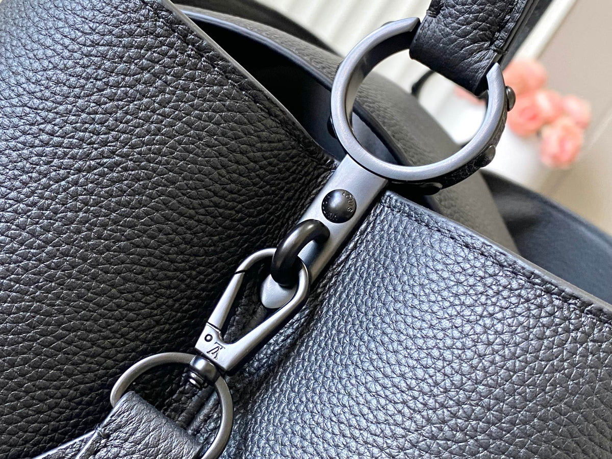 CAPUCINES GM SOUPLE 38 IN BLACK TAURILLON