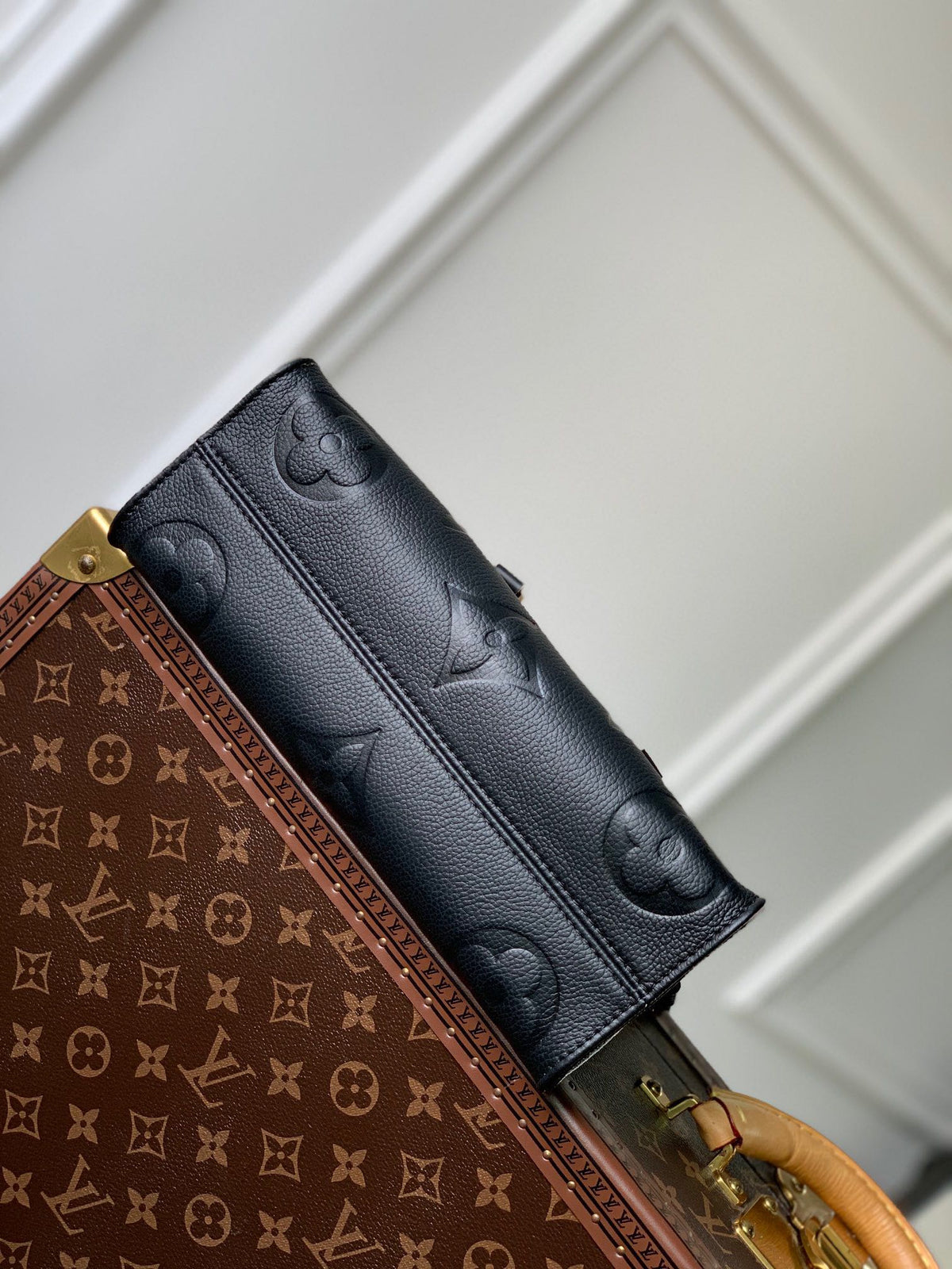 ONTHEGO EAST WEST BAG 25 IN BLACK MONOGRAM EMBOSSED COWHIDE