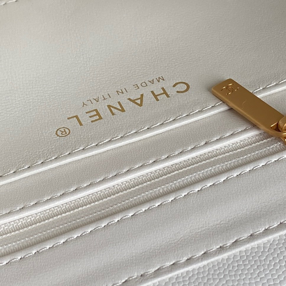 RETRO STYLE FLAP BAG 19 IN WHITE GRAINED CALFSKIN GOLD HARDWARE