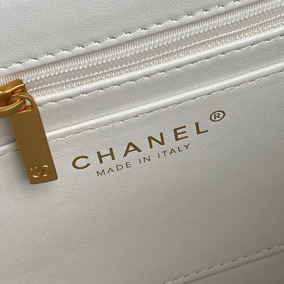 RETRO STYLE FLAP BAG 22 IN WHITE GRAINED CALFSKIN GOLD HARDWARE
