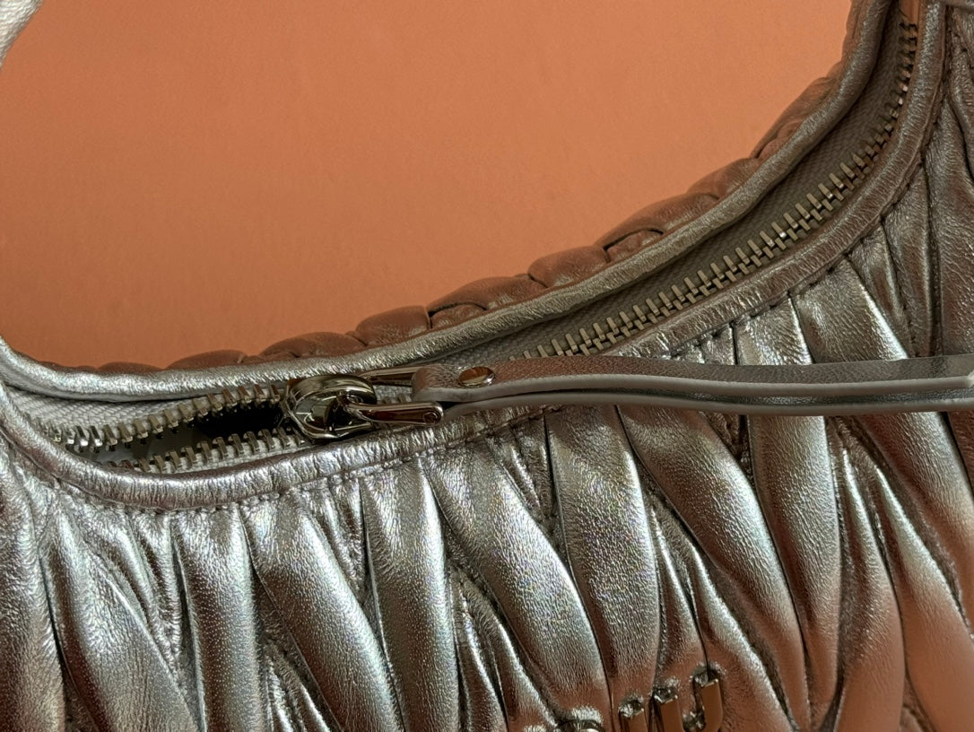 WANDER MATELASSÉ HANDBAG 23 IN SILVER PATENT LAMBSKIN