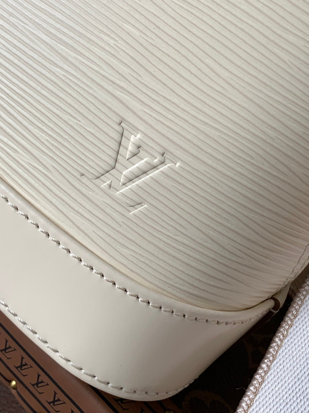 ALMA BB BAG 23 IN BEIGE GRAIN EPI COWHIDE
