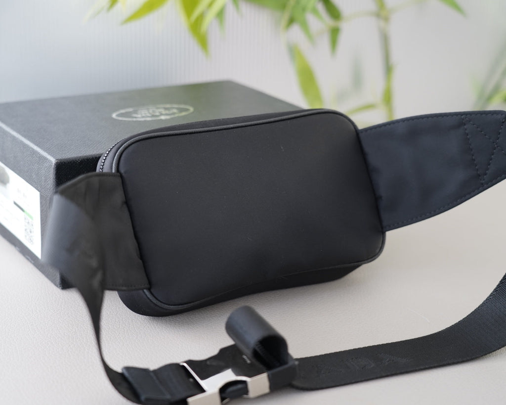 SHOULDER BAG 22 IN BLACK RE-NYLON