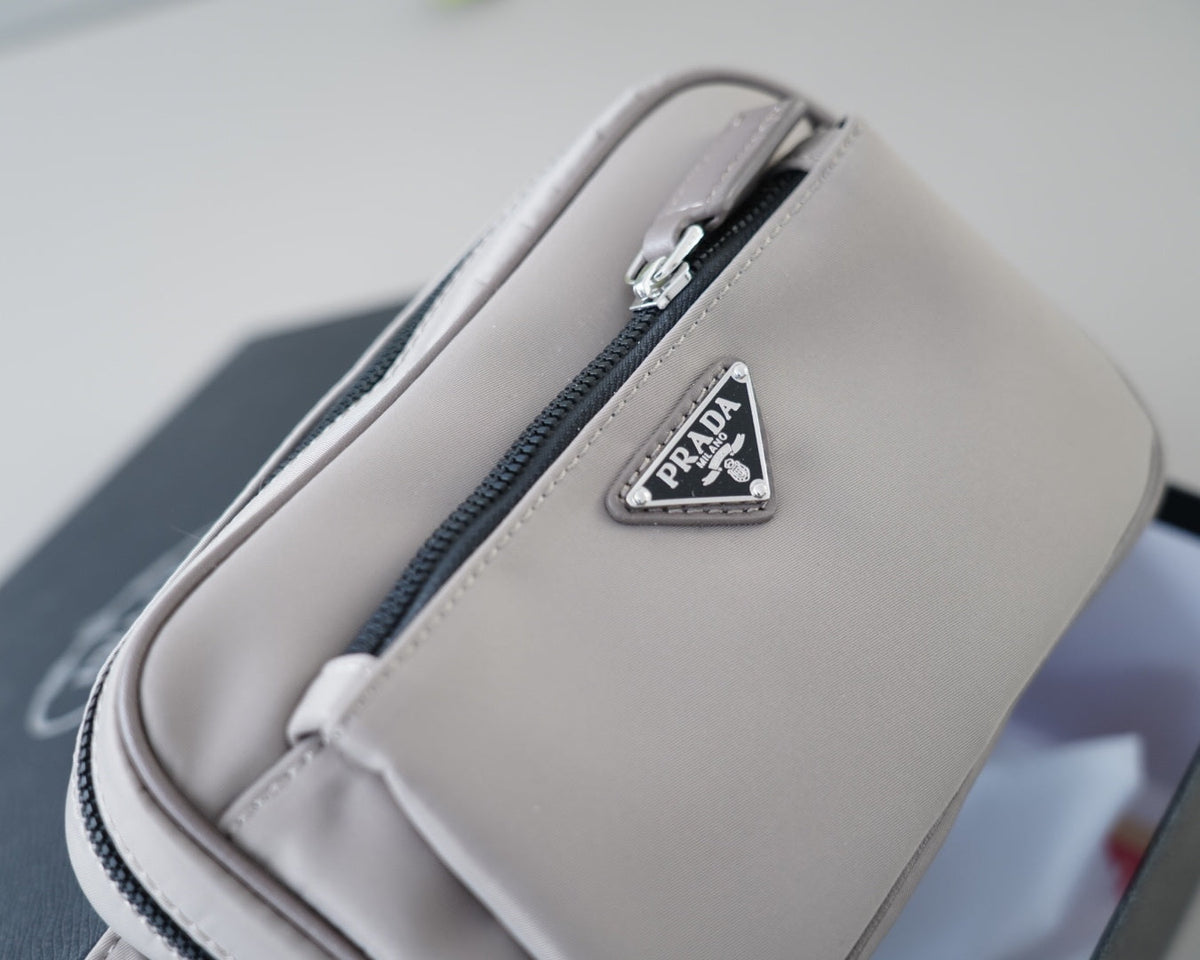 SHOULDER BAG 22 IN LIGHT GREY RE-NYLON BLACK STRAP