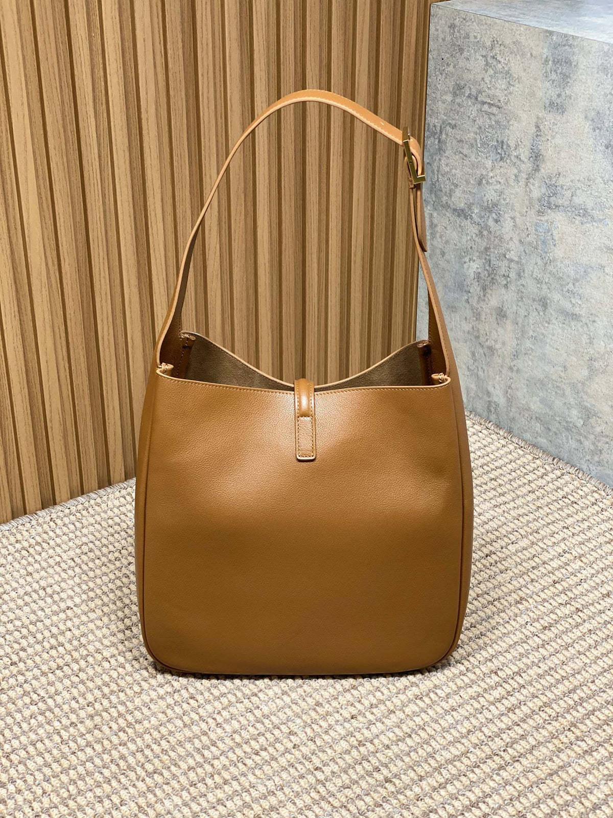 LE 5 À 7 LARGE SUPPLE BAG 31 IN TORTILLA BROWN CALFSKIN