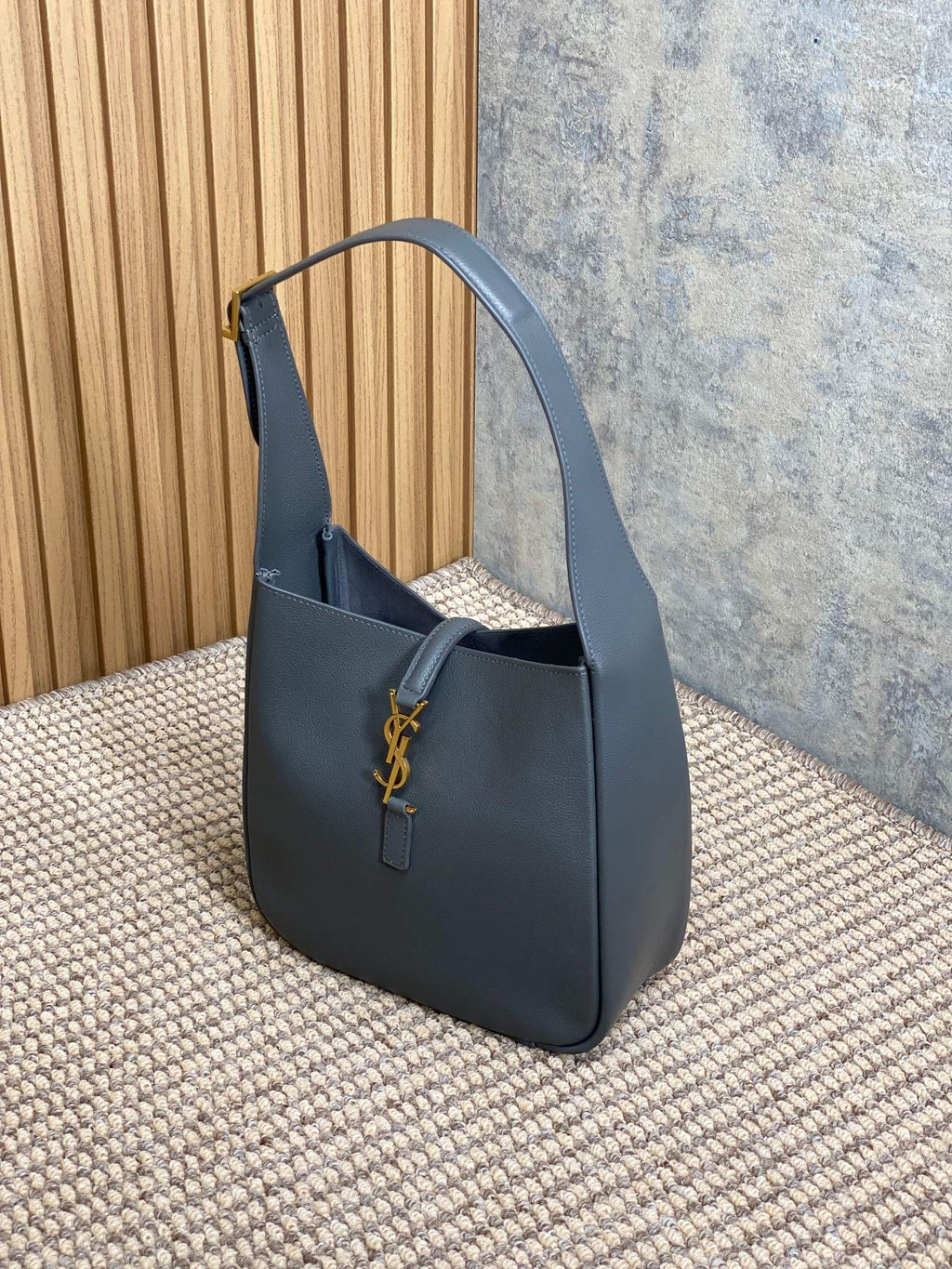 LE 5 À 7 SMALL SUPPLE 22 IN NEPAL BLUE CALFSKIN GOLD BUCKLE