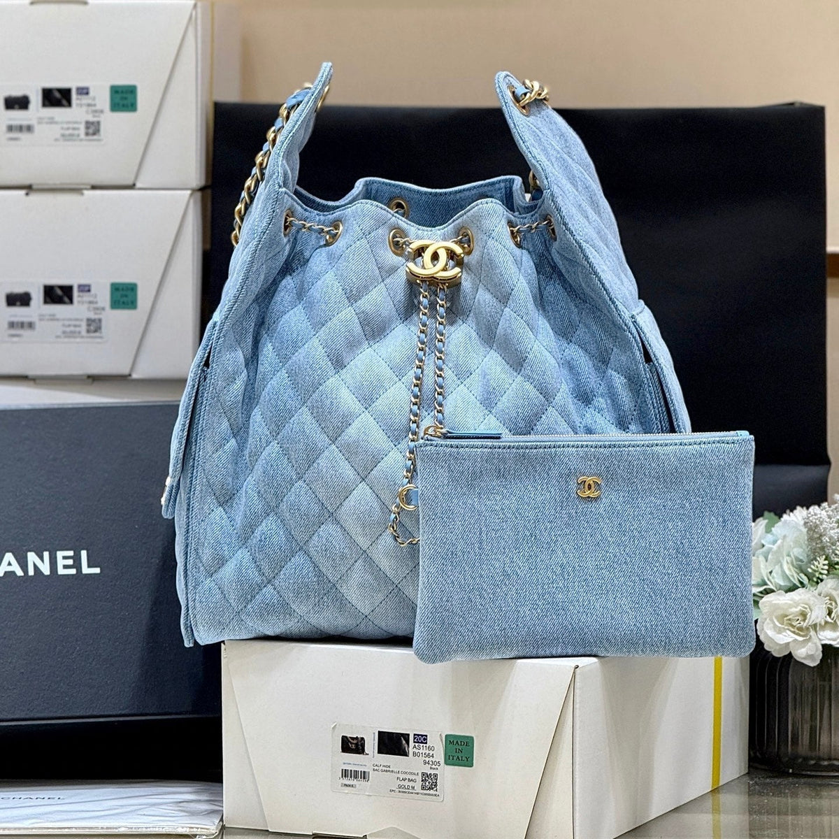 CC 25 HANDBAG 40 IN BLUE DENIM GOLD HARDWARE